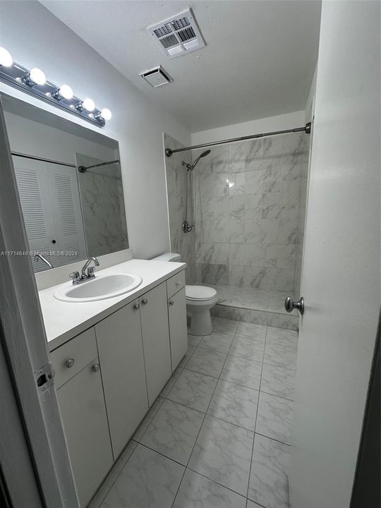 For Rent: $1,950 (1 beds, 1 baths, 887 Square Feet)