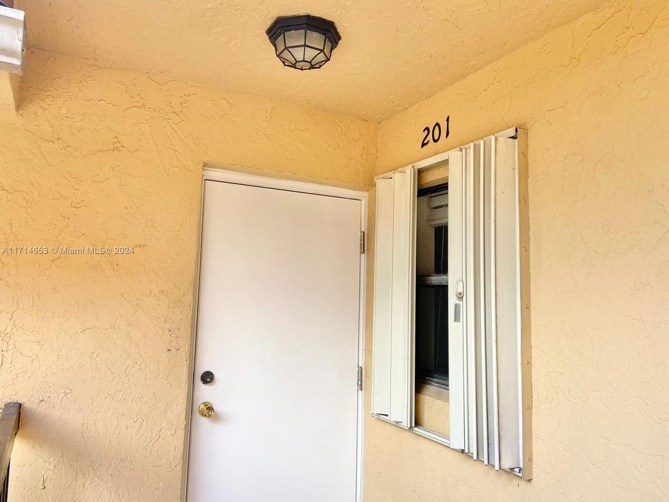 For Rent: $2,400 (3 beds, 2 baths, 1093 Square Feet)