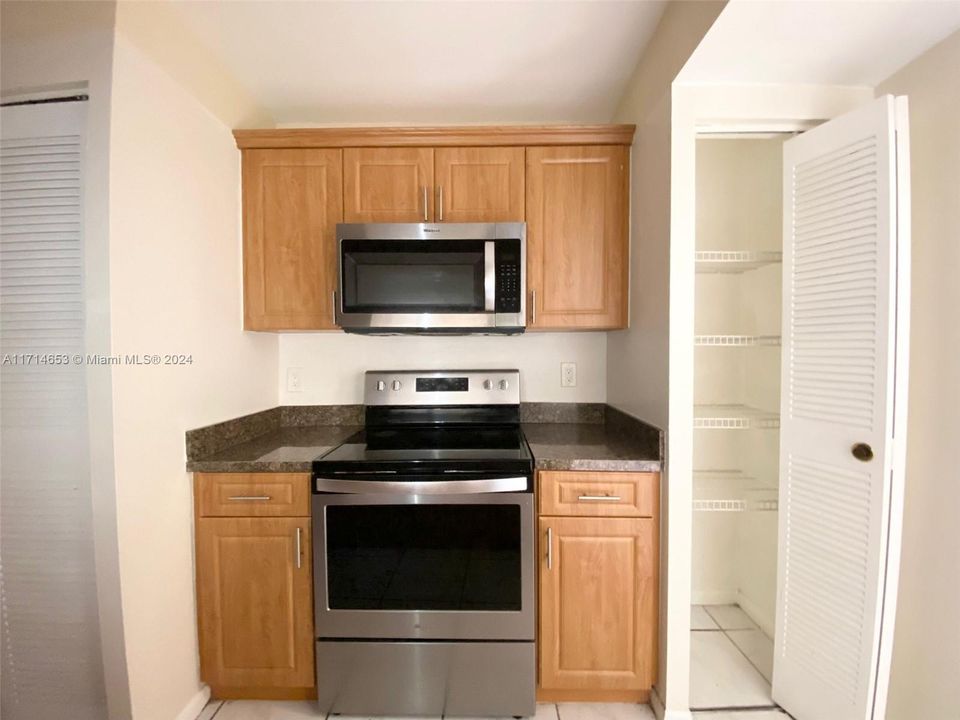 For Rent: $2,400 (3 beds, 2 baths, 1093 Square Feet)