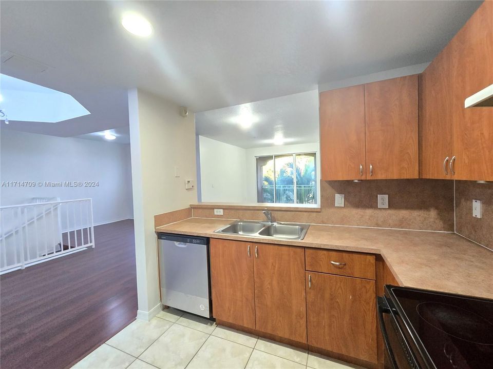 For Rent: $2,850 (3 beds, 2 baths, 1464 Square Feet)