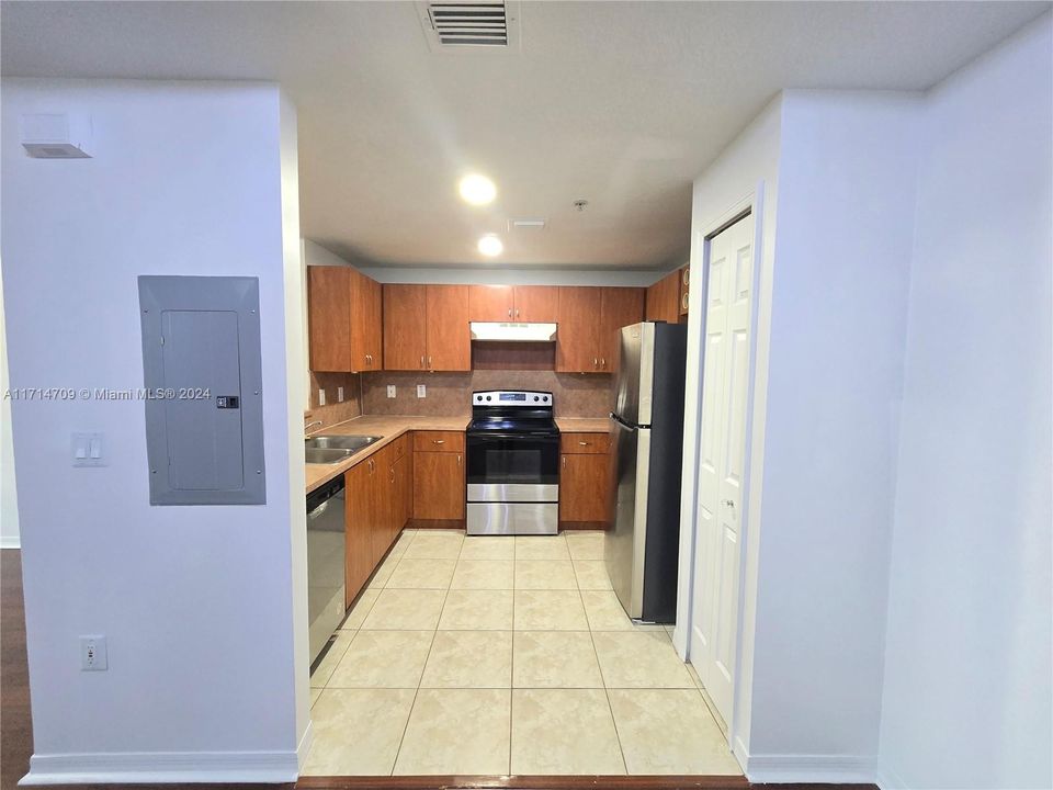 For Rent: $2,850 (3 beds, 2 baths, 1464 Square Feet)