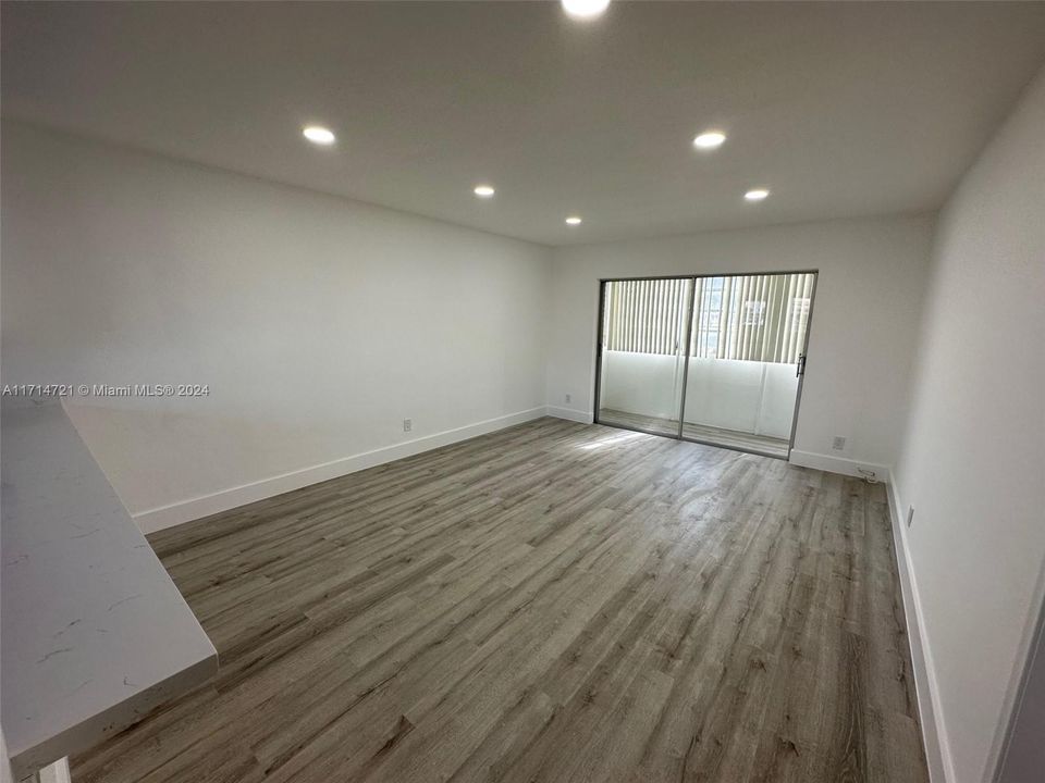 For Sale: $250,000 (1 beds, 1 baths, 800 Square Feet)