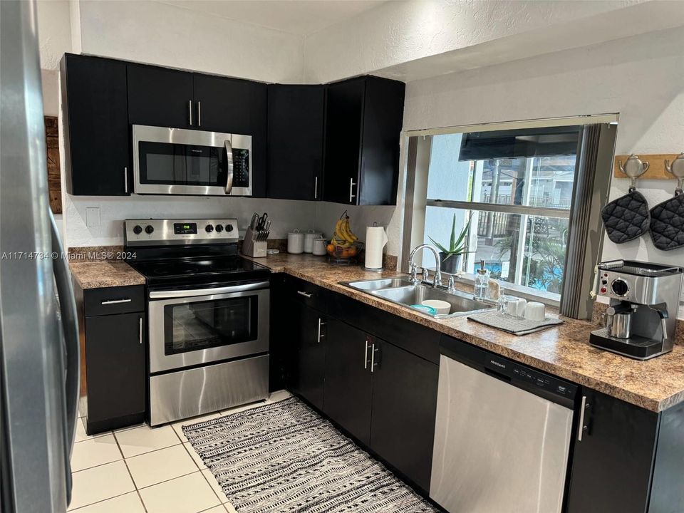 For Rent: $4,200 (3 beds, 2 baths, 1195 Square Feet)