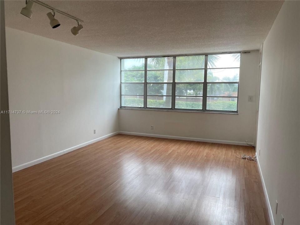 For Rent: $1,750 (1 beds, 1 baths, 780 Square Feet)