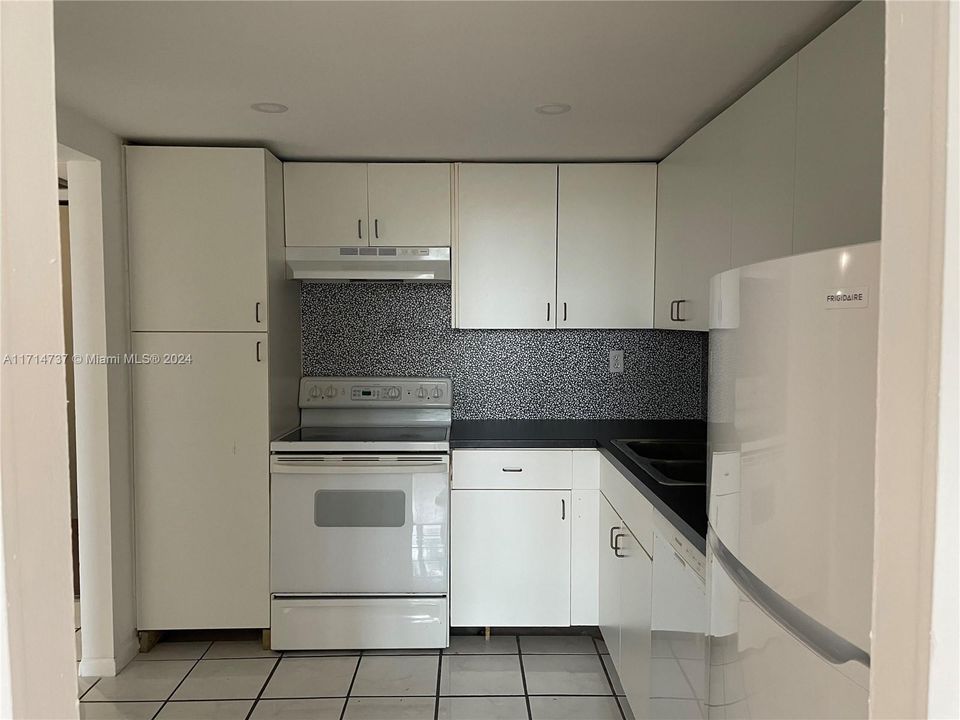 For Rent: $1,750 (1 beds, 1 baths, 780 Square Feet)