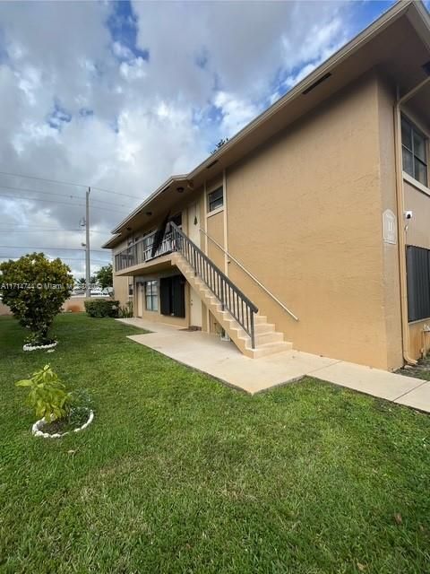 For Rent: $2,200 (2 beds, 2 baths, 747 Square Feet)