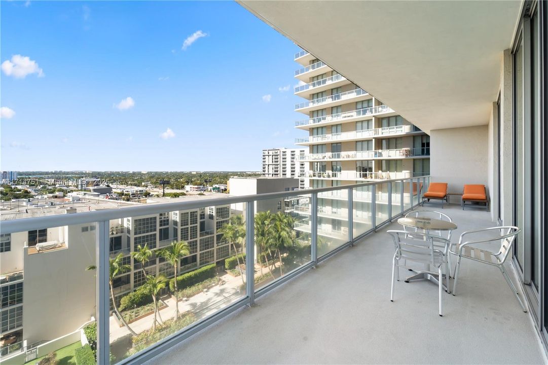 For Sale: $569,000 (1 beds, 1 baths, 697 Square Feet)