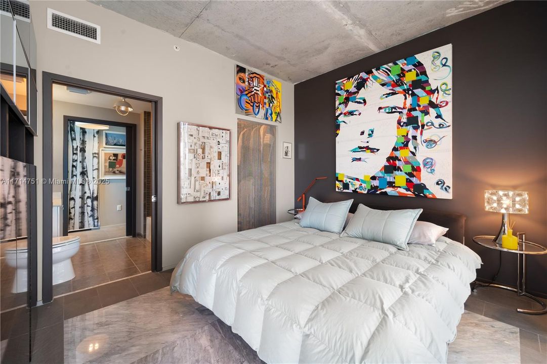 For Sale: $569,000 (1 beds, 1 baths, 697 Square Feet)