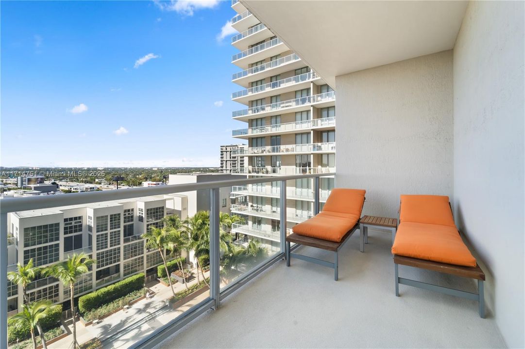 For Sale: $569,000 (1 beds, 1 baths, 697 Square Feet)