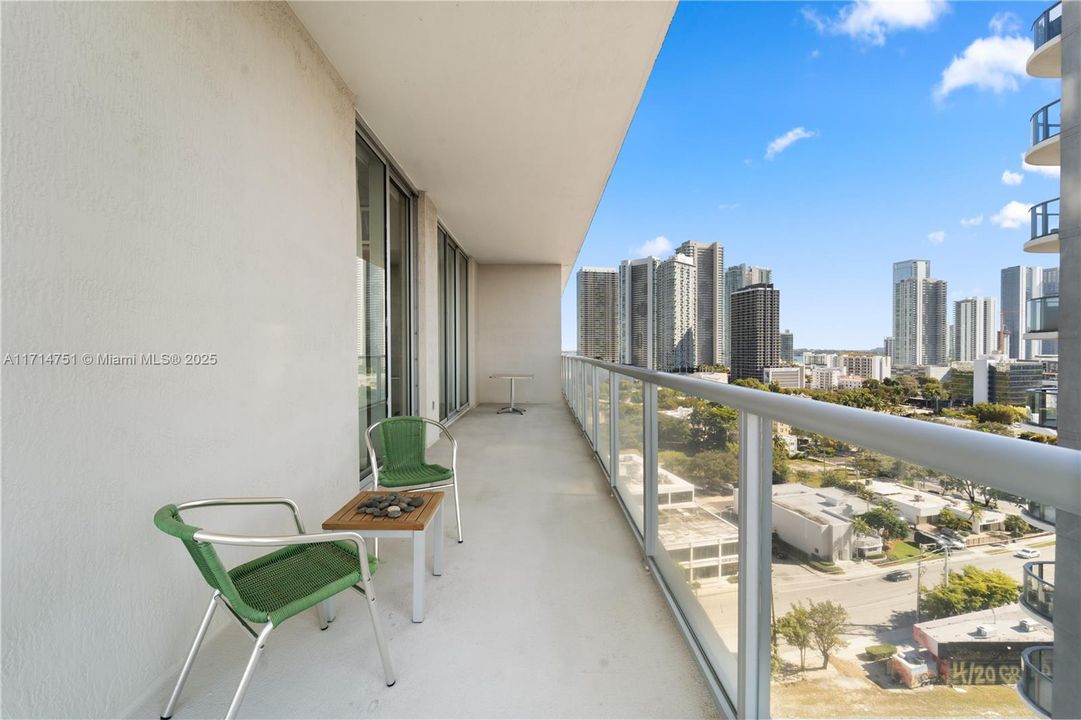 For Sale: $569,000 (1 beds, 1 baths, 697 Square Feet)