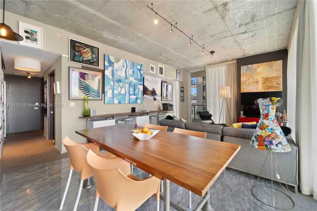 For Sale: $569,000 (1 beds, 1 baths, 697 Square Feet)