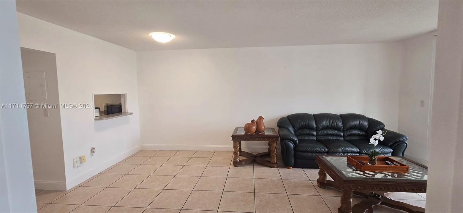 For Rent: $1,800 (1 beds, 1 baths, 768 Square Feet)