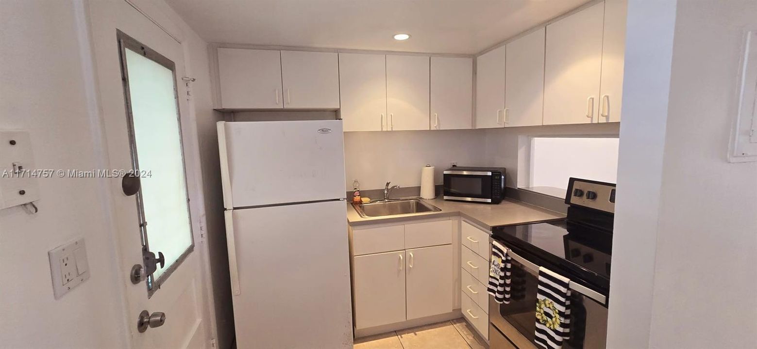 For Rent: $1,800 (1 beds, 1 baths, 768 Square Feet)