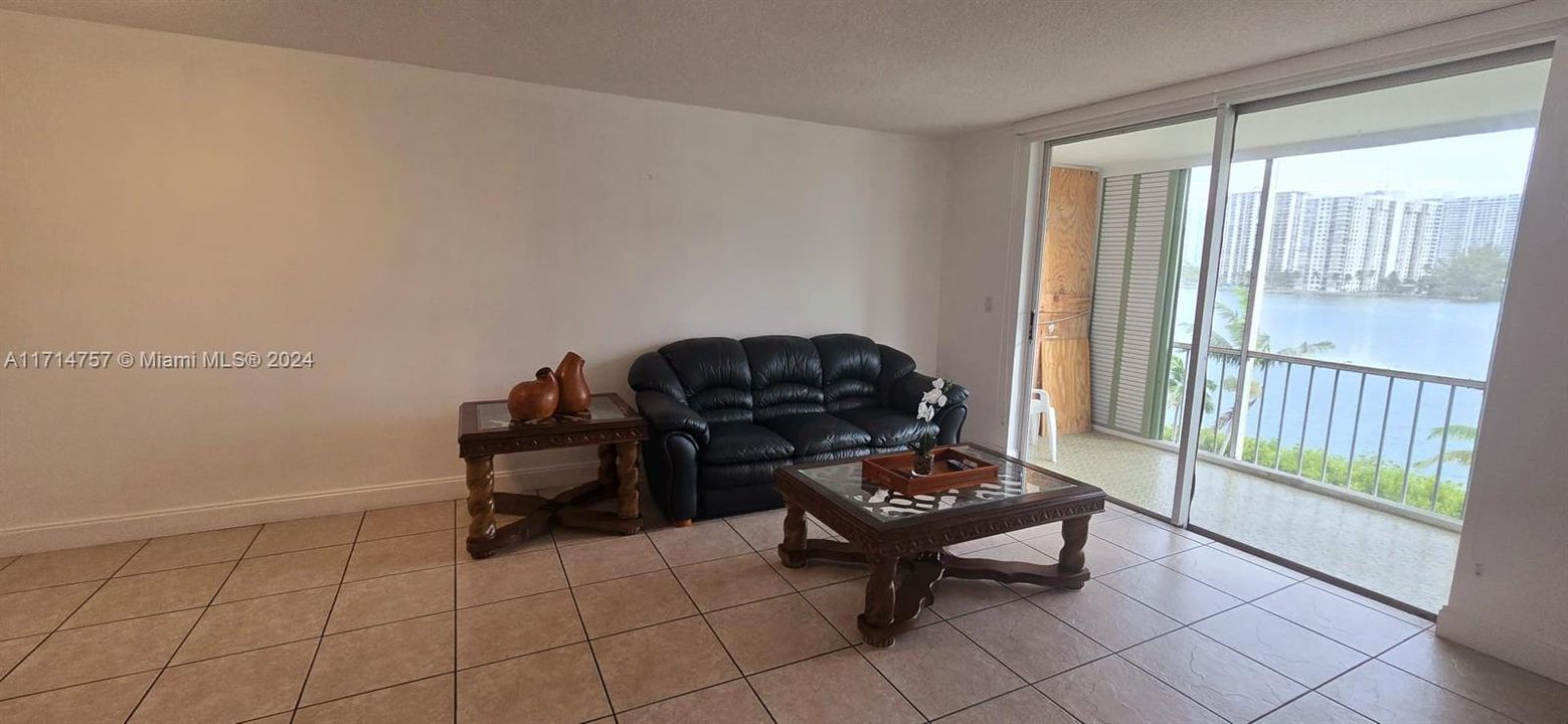 For Rent: $1,800 (1 beds, 1 baths, 768 Square Feet)