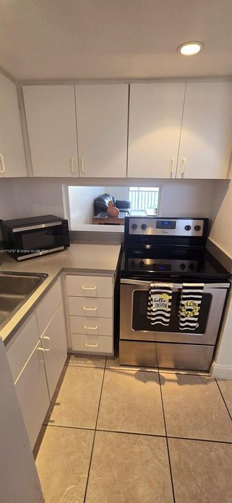 For Rent: $1,800 (1 beds, 1 baths, 768 Square Feet)