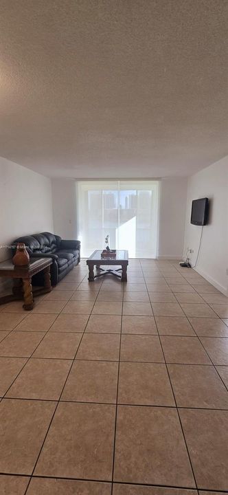 For Rent: $1,800 (1 beds, 1 baths, 768 Square Feet)