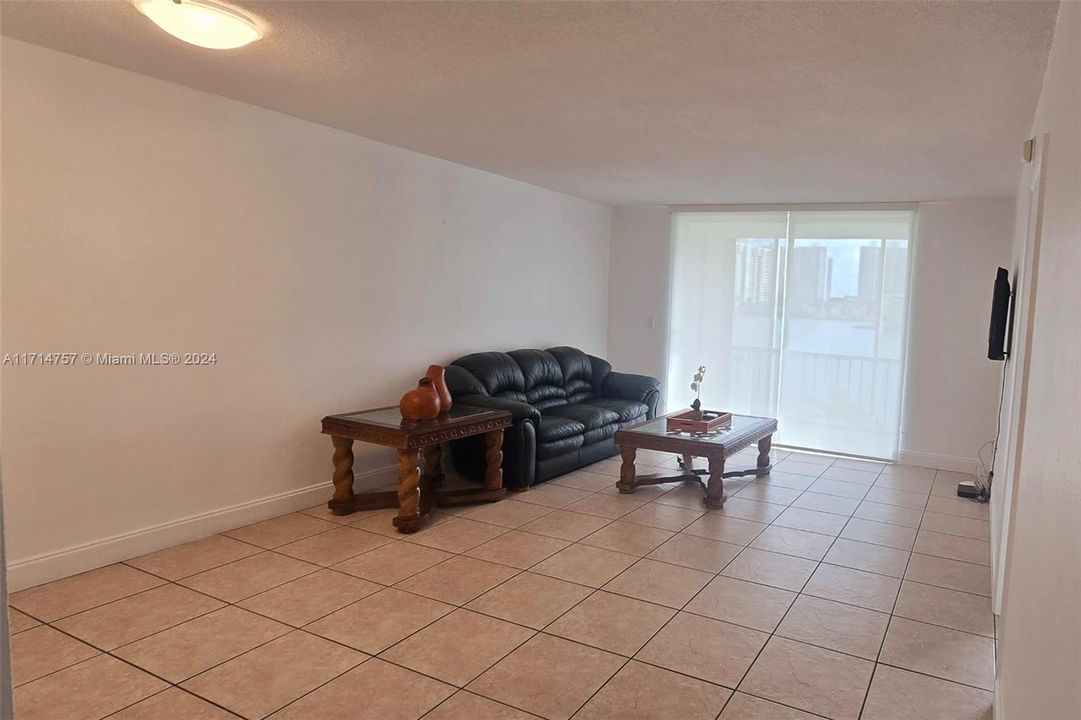 For Rent: $1,800 (1 beds, 1 baths, 768 Square Feet)