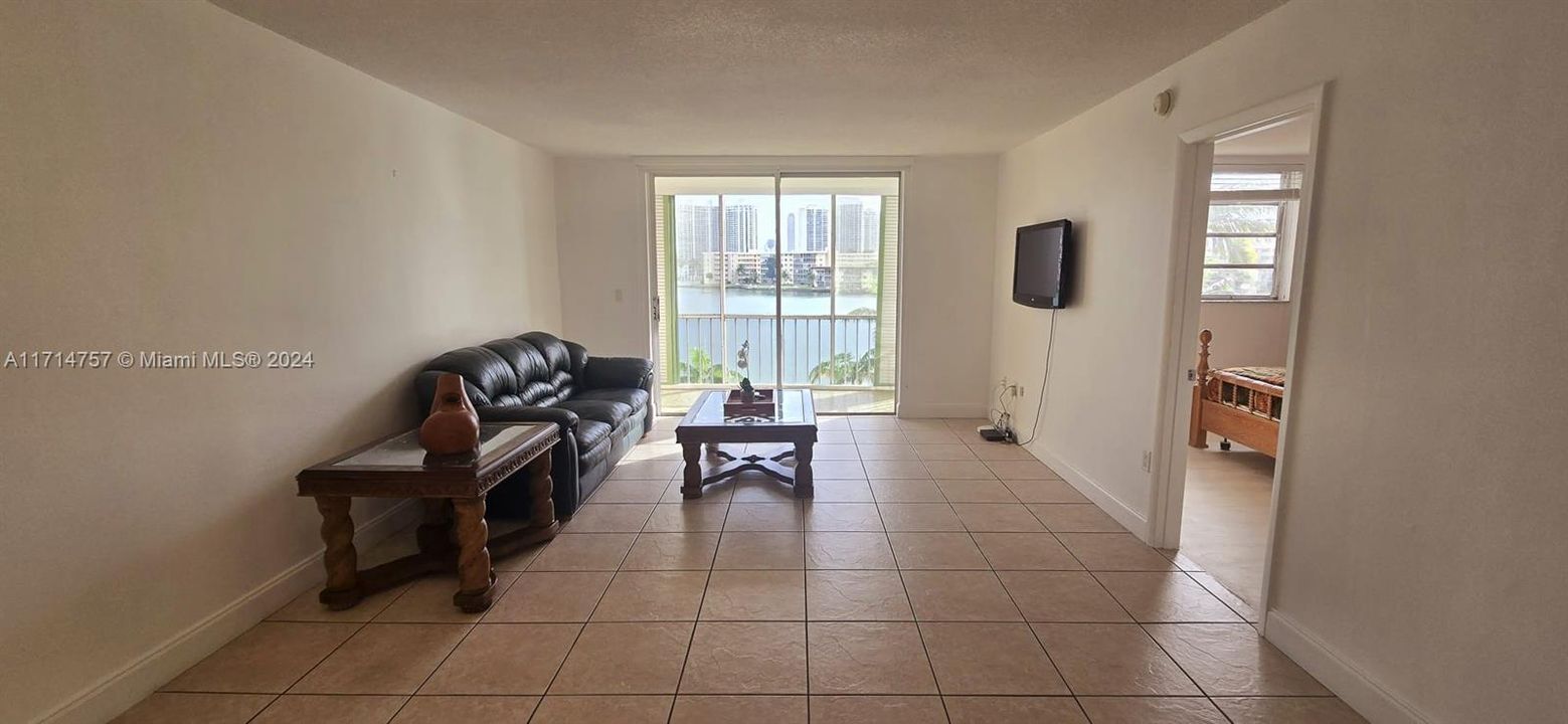 For Rent: $1,800 (1 beds, 1 baths, 768 Square Feet)