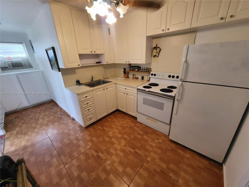 For Rent: $1,600 (1 beds, 1 baths, 660 Square Feet)