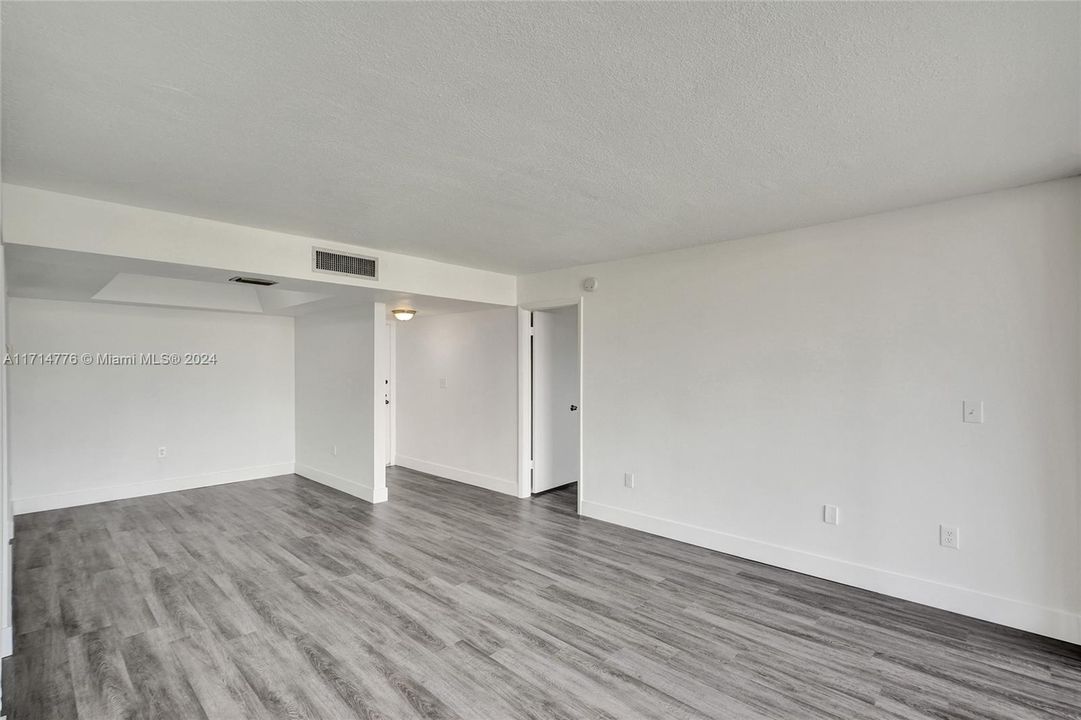 For Rent: $2,300 (2 beds, 2 baths, 927 Square Feet)