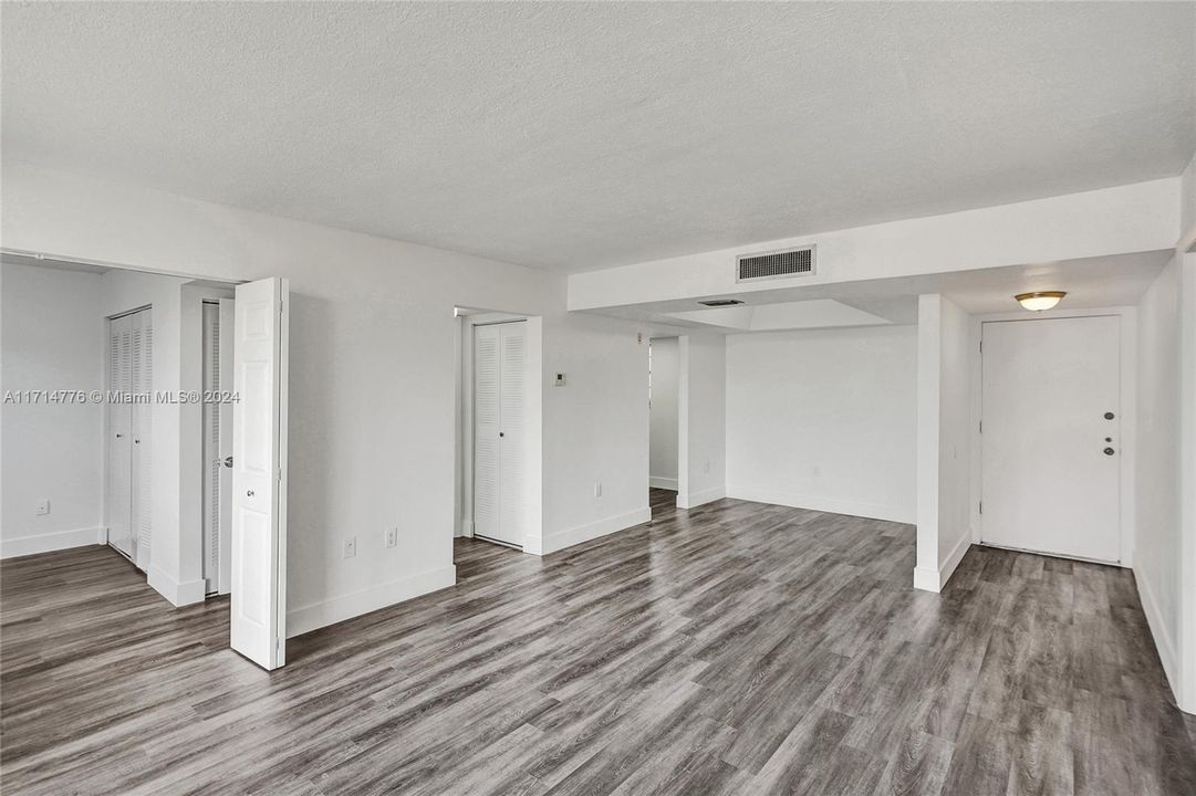 For Rent: $2,300 (2 beds, 2 baths, 927 Square Feet)