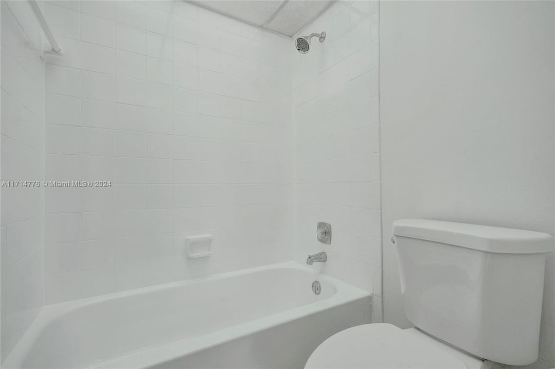 For Rent: $2,300 (2 beds, 2 baths, 927 Square Feet)