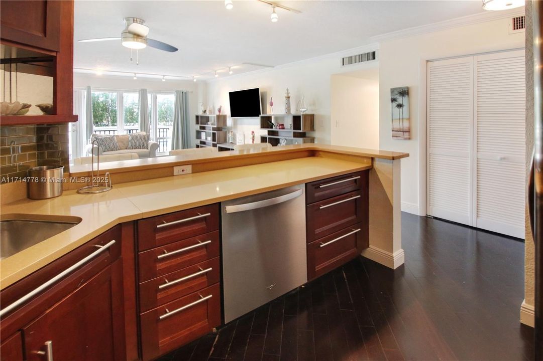 For Sale: $385,000 (2 beds, 2 baths, 1218 Square Feet)