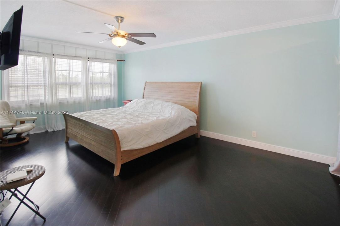 For Sale: $385,000 (2 beds, 2 baths, 1218 Square Feet)