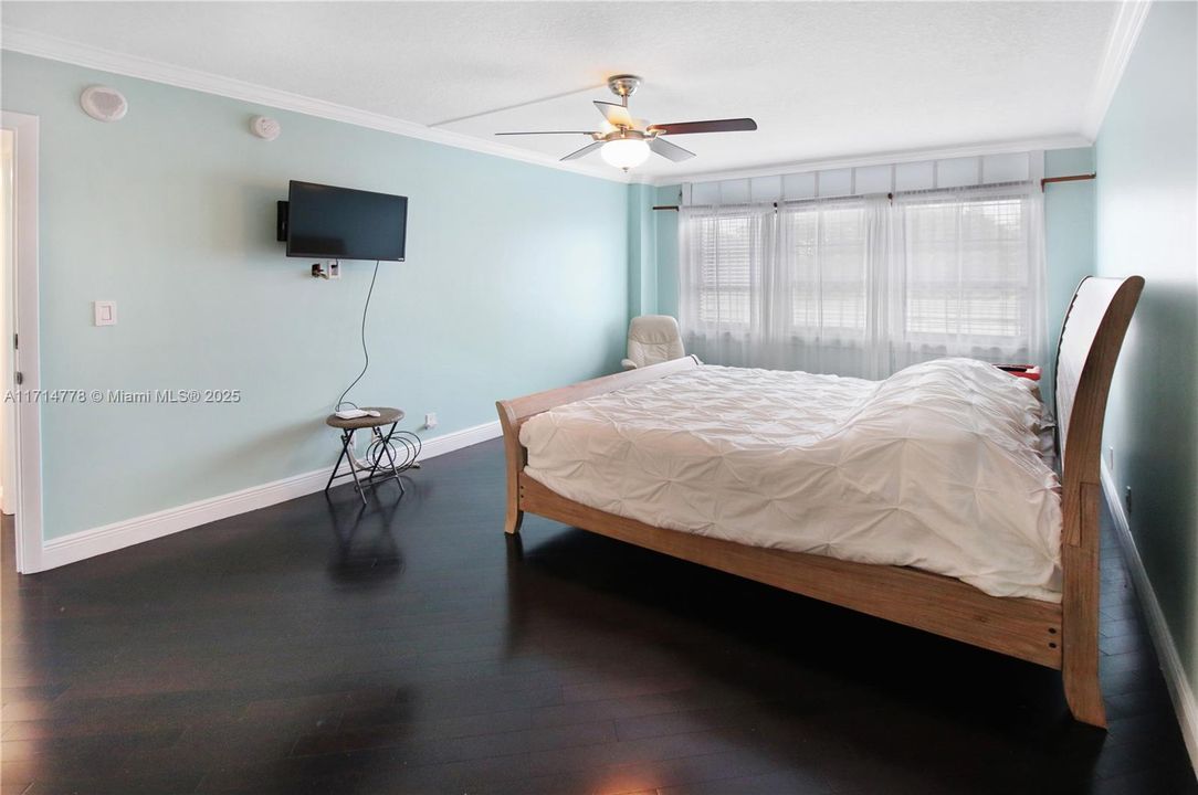 For Sale: $385,000 (2 beds, 2 baths, 1218 Square Feet)