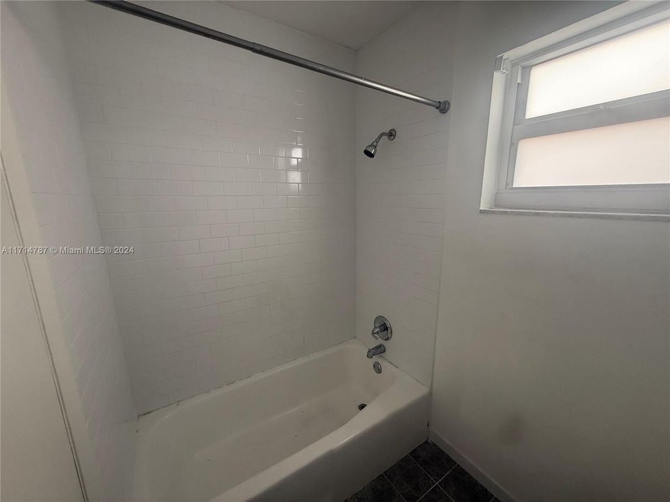 For Rent: $1,750 (1 beds, 1 baths, 705 Square Feet)