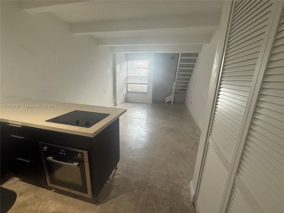 For Rent: $1,750 (1 beds, 1 baths, 705 Square Feet)