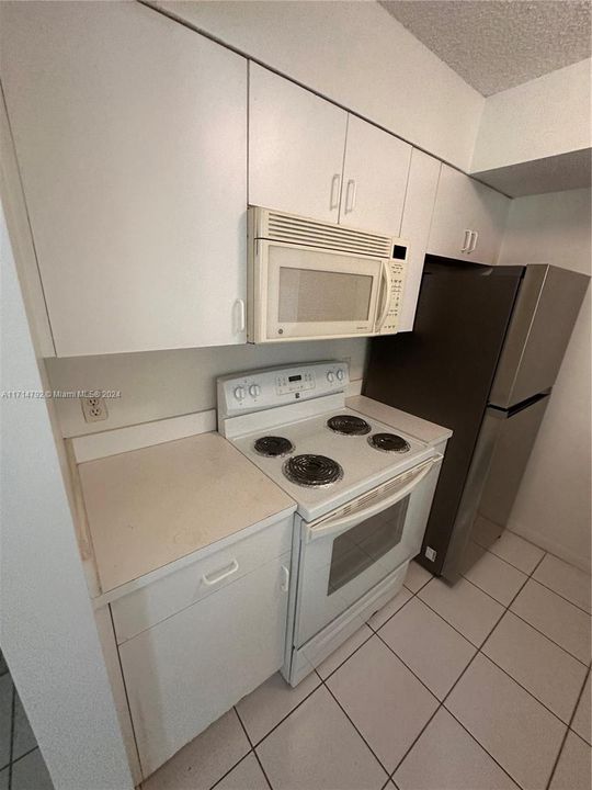 For Rent: $2,200 (1 beds, 1 baths, 610 Square Feet)