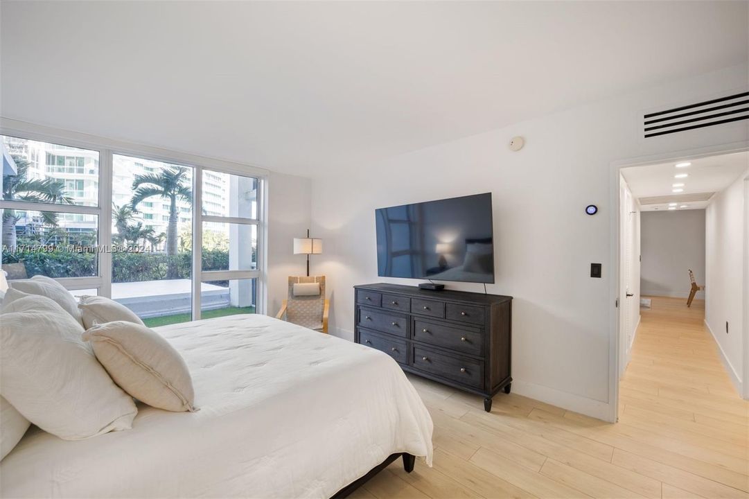 For Sale: $1,100,000 (2 beds, 2 baths, 1056 Square Feet)