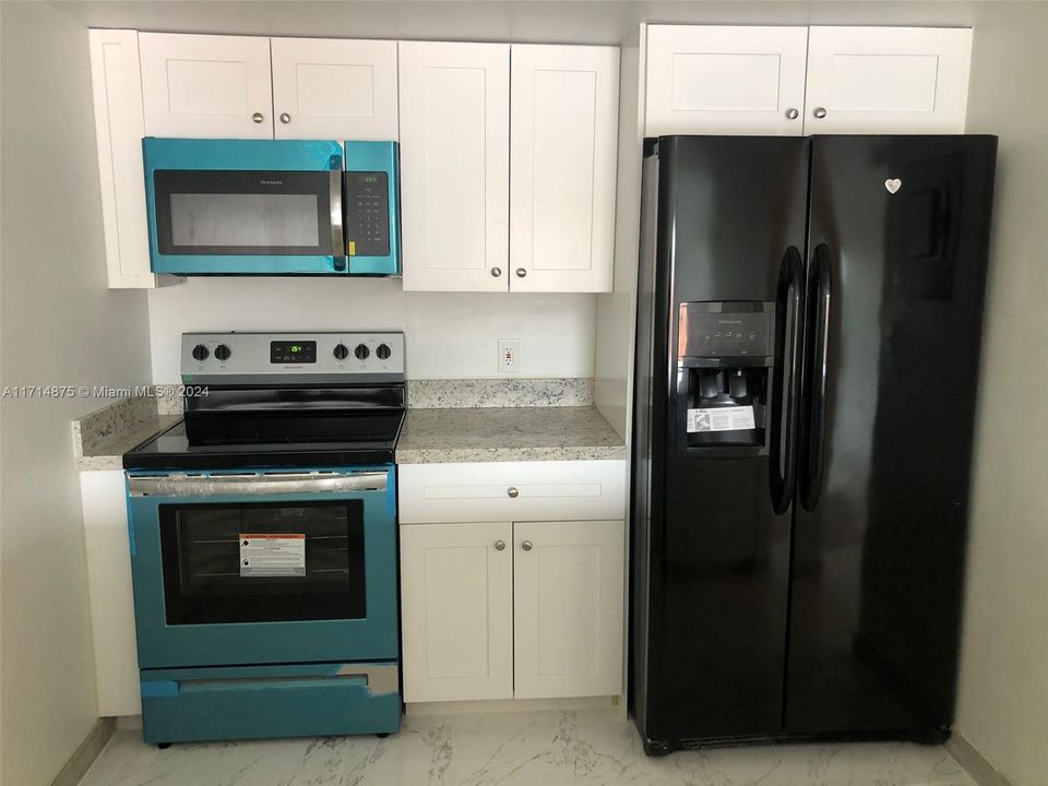 For Rent: $1,700 (1 beds, 2 baths, 760 Square Feet)