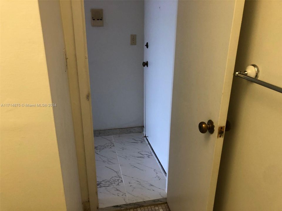 For Rent: $1,700 (1 beds, 2 baths, 760 Square Feet)