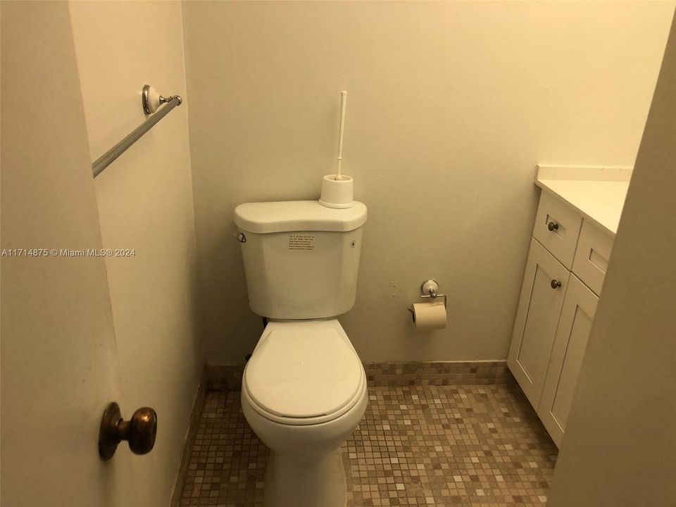 For Rent: $1,700 (1 beds, 2 baths, 760 Square Feet)