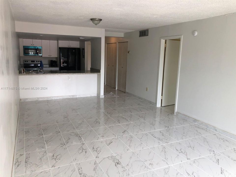 For Rent: $1,700 (1 beds, 2 baths, 760 Square Feet)