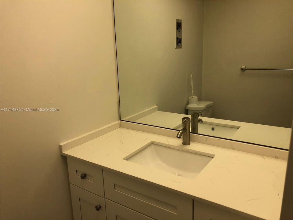 For Rent: $1,700 (1 beds, 2 baths, 760 Square Feet)