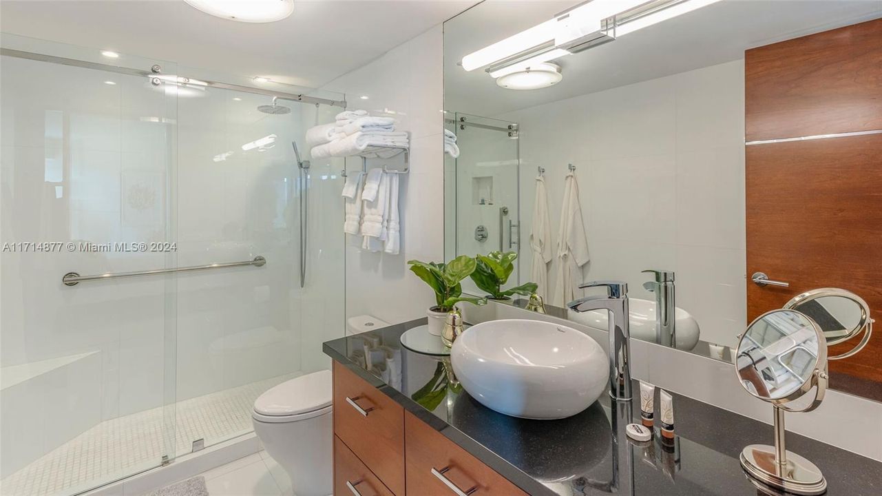 For Sale: $659,000 (1 beds, 2 baths, 693 Square Feet)