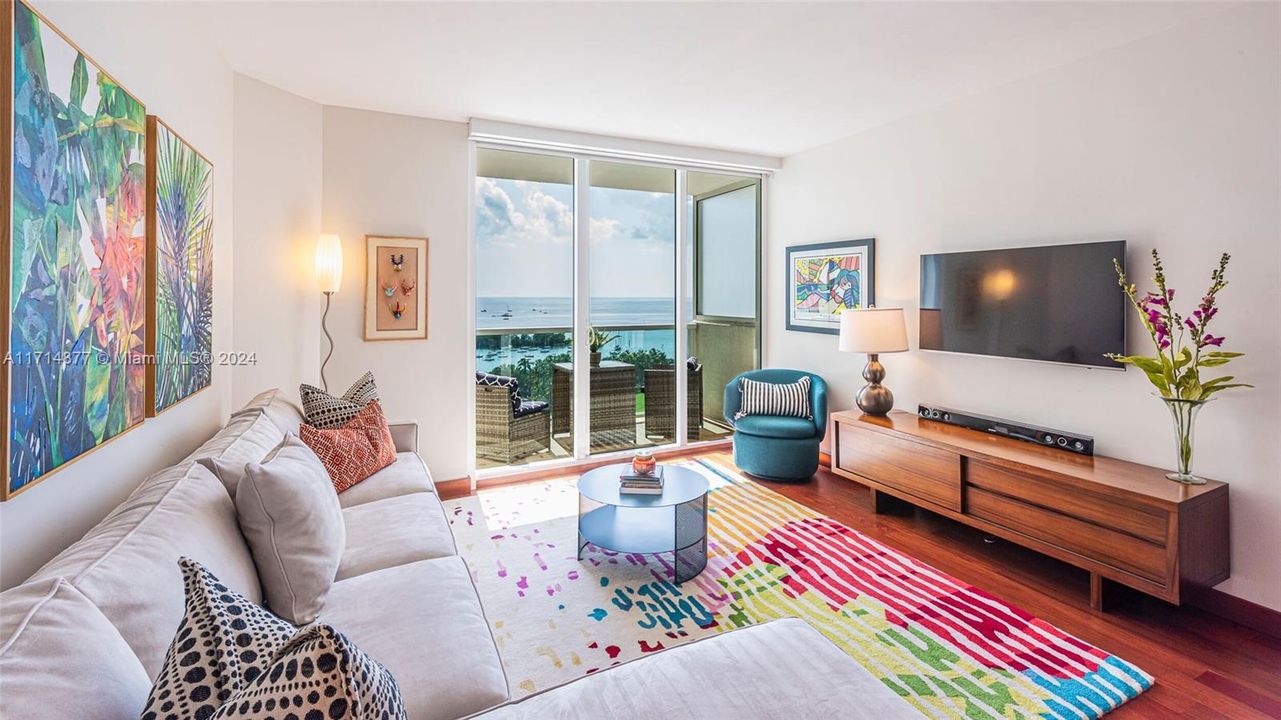 For Sale: $659,000 (1 beds, 2 baths, 693 Square Feet)