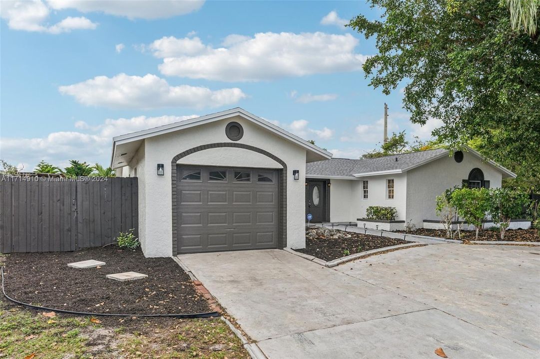 For Sale: $479,900 (4 beds, 2 baths, 1628 Square Feet)