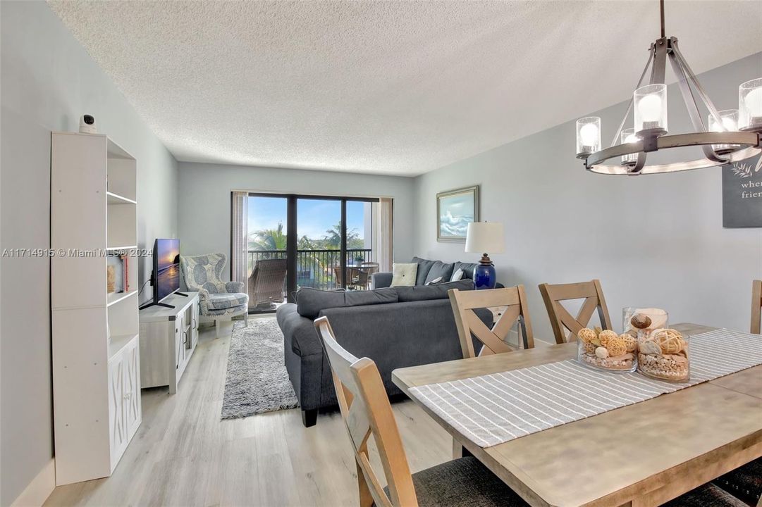 For Sale: $409,900 (2 beds, 2 baths, 1126 Square Feet)