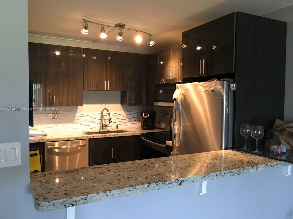 For Rent: $1,800 (1 beds, 1 baths, 741 Square Feet)