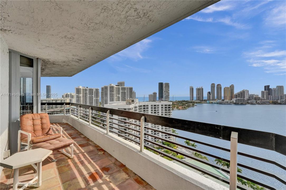 For Sale: $699,000 (2 beds, 2 baths, 1447 Square Feet)