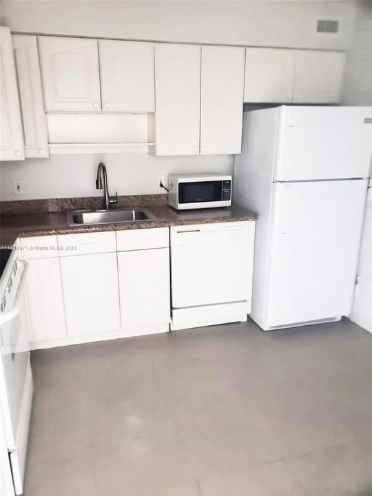 For Rent: $3,100 (1 beds, 1 baths, 910 Square Feet)