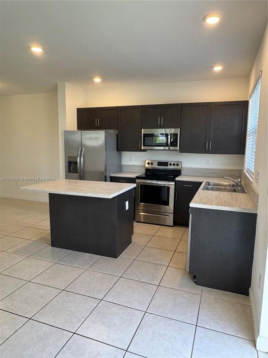 For Rent: $2,600 (3 beds, 3 baths, 1341 Square Feet)