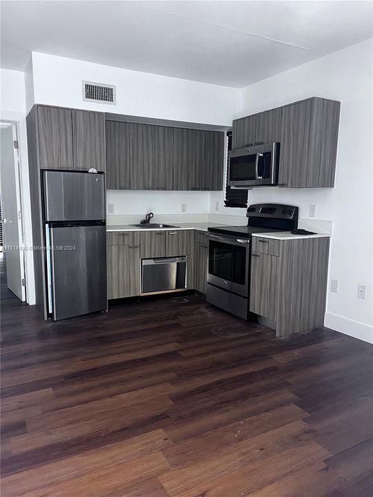 For Sale: $215,000 (1 beds, 1 baths, 426 Square Feet)