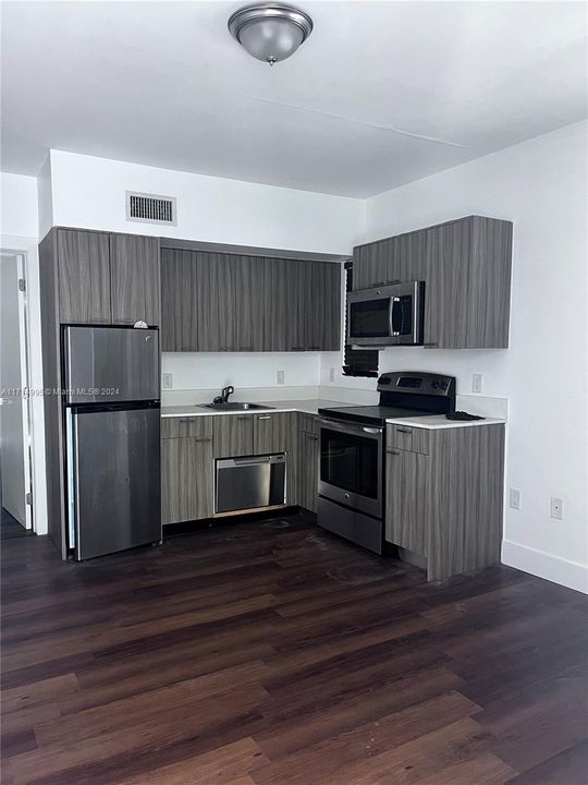 For Sale: $215,000 (1 beds, 1 baths, 426 Square Feet)