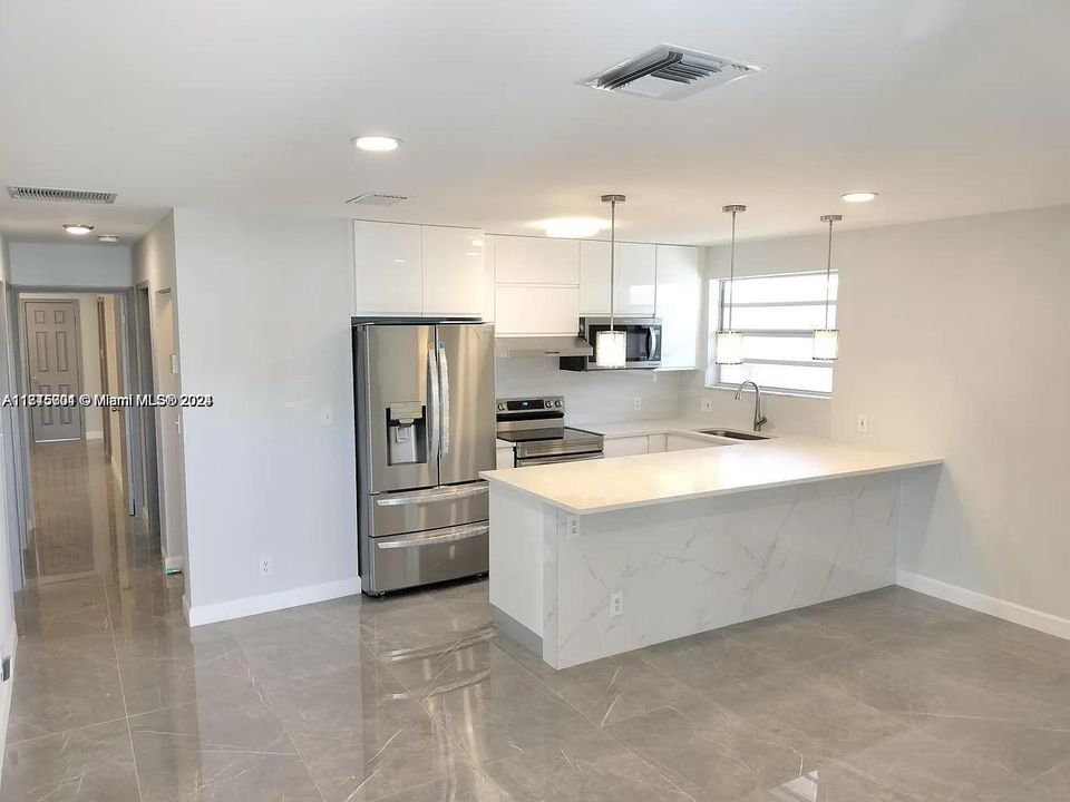 For Rent: $2,100 (1 beds, 1 baths, 650 Square Feet)