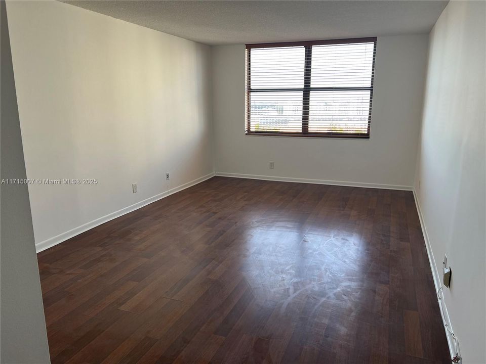 For Rent: $2,150 (1 beds, 1 baths, 1060 Square Feet)